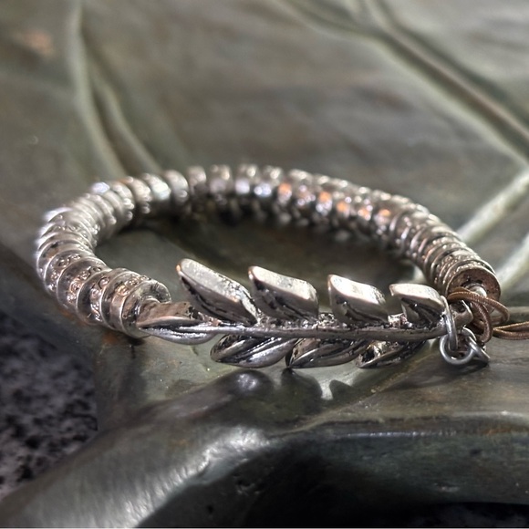 Rain Boutique silver tone leaf stem, feather & bead stretch bracelet - Picture 3 of 6